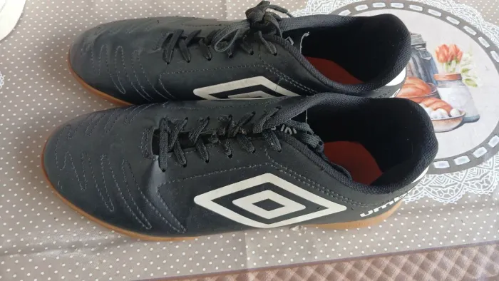 Tênis Umbro Futsal Preto com Solado Caramelo