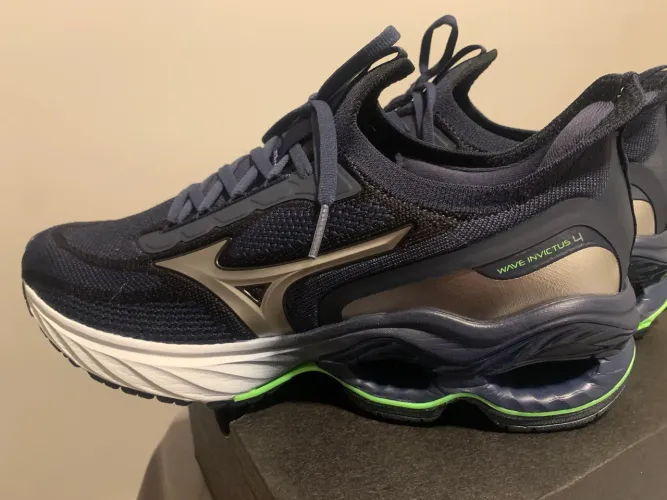 Tênis Mizuno Invictus Original 42 em excelente estado