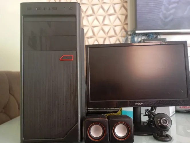 Computador de mesa (CPU, Tela15', câmera webcam, caixa de som)