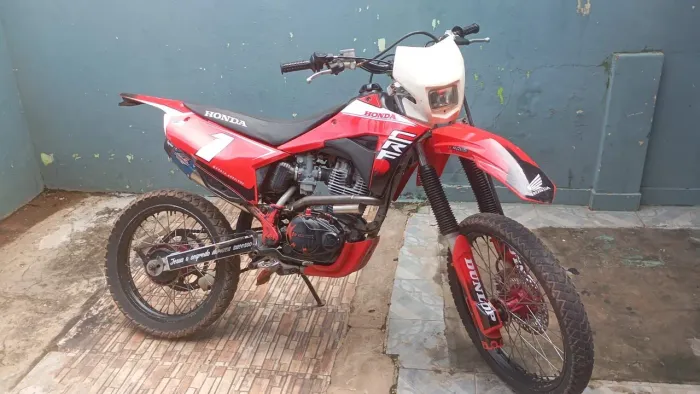 CRF 2019, em perfeito estado, feita revisão, acompanha pneu Cross e a frente