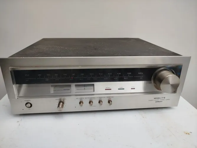 Tuner Onkyo Model T-9