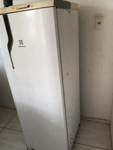 Vende-se geladeira com defeito