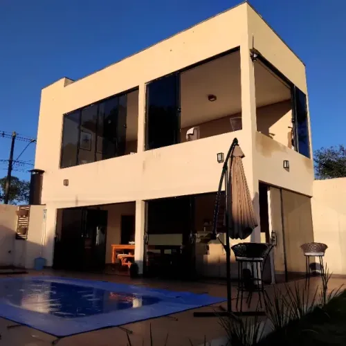 sobrado contemporâneo com ótima iluminação natural, piscina area verde