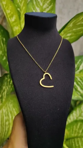 Colar feminino delicado dourado em aço inoxidável 