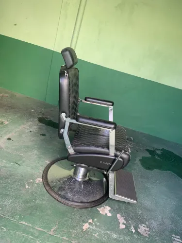 Vendo   Cadeira barbeiro lavatórios e duas bancadas com espelho tudo por 2500