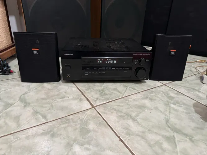 Receiver pioneer vsx-d412 mais par de caixas jbl 