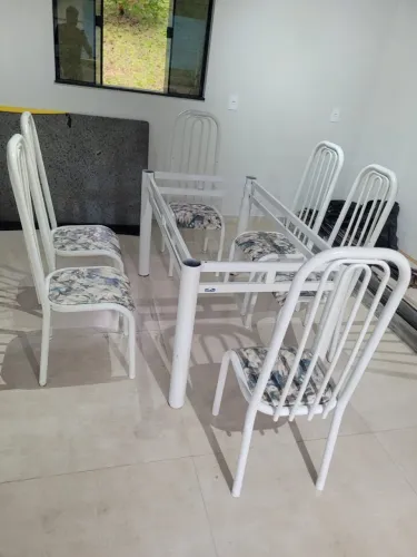 Mesa com tampo de granito cinza