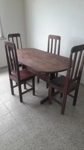 Mesa de Madeira Ipê + 4 Cadeiras, por apenas R$ 200,00