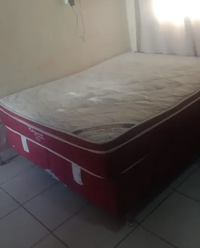 Cama Queen box + colchão Ortobom 600 reais.