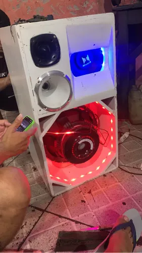 Caixa trio (boa pra carro , ou deixar em casa )