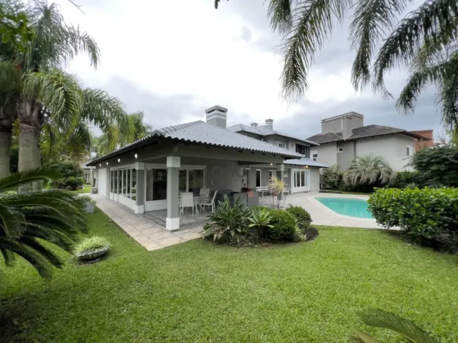 Casa de alto padrão à venda, com 04 suítes e piscina no condomínio Atlântida Lagos Park em