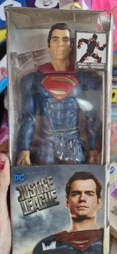 Boneco colecionável Superman da série DC Justice League True-Moves fabricado pela Mattel