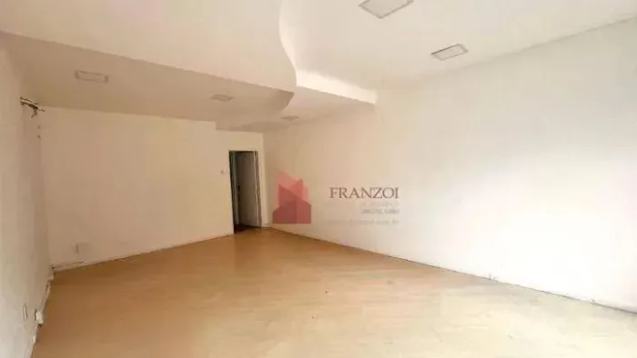 LOCAÇÃO- Sala comercial TÉRREA no Centro de Itajaí/SC com 50m²