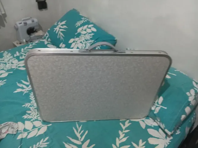 Mesa dobrável portátil.