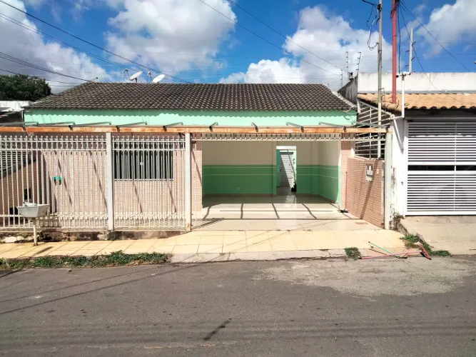 Casa ampla 4 quartos (1 suíte) - Guará I, a passos da Estação Feira do Guará (Metrô)