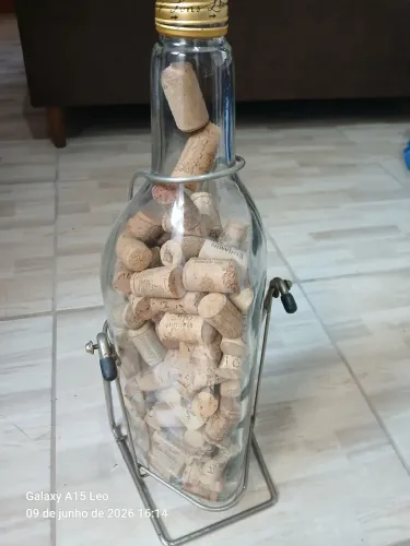 Garrafa enfeite com rolhas