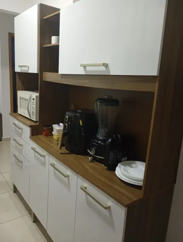 Armário de cozinha com design elegante e cozinha funcional.