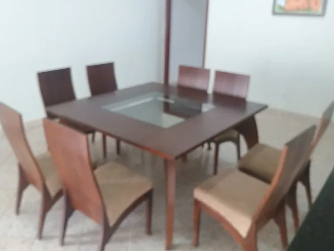 MESA DE MADEIRA COM 08 CADEIRAS