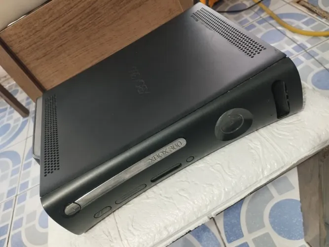 Xbox 360 ,128GB HD, 2 controles, fonte e cabos.