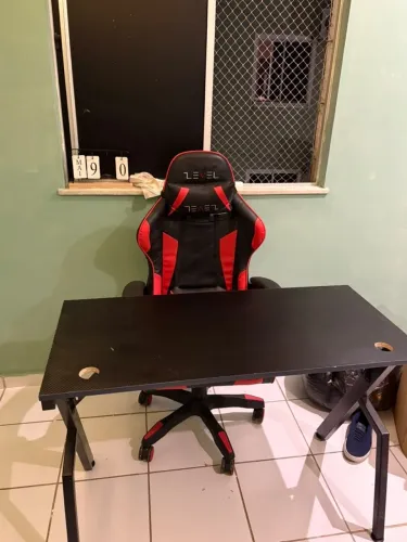 Mesa Gamer Preta + Cadeira Gamer LEVEL Preta e Vermelha