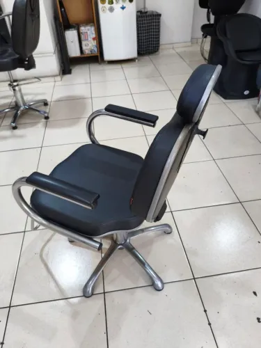 Vendo cadeira de barbeiro e cabeleireiro.