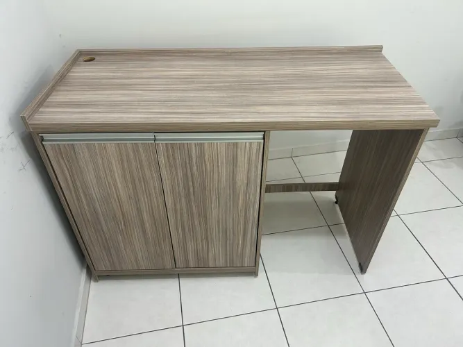 Mesa de Escritório com Armário em MDF + Espaço para Frigobar - Ótimo Estado