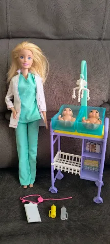 Barbie pediatra 
