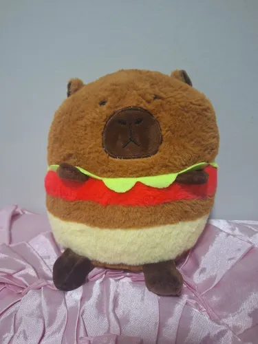 Pelúcia de capivara com roupa de sanduíche 