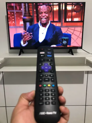 Smartv 32 Roku com nota. Manual e película na tela e plásticos pezinho