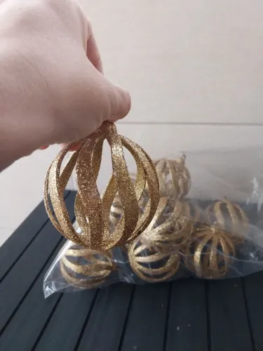 Bolas de natal vazada dourada