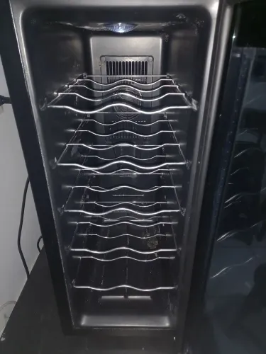 Adega climatizadora Midea - Ótimo estado 