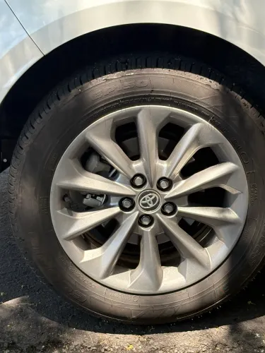 Rodas originais do Corolla aro 16 com pneus Bridgestone