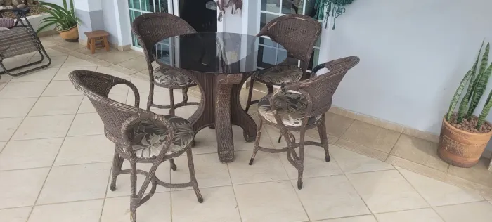 Mesa e cadeirasde junco