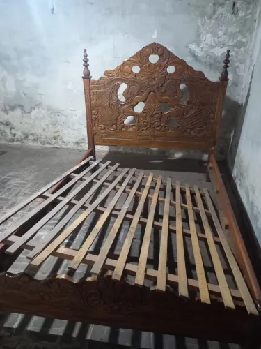 Cama de casal em madeira