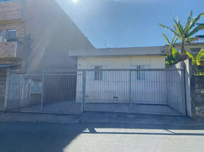 Duas casas em área com 250 metros, garagem para 04 carros