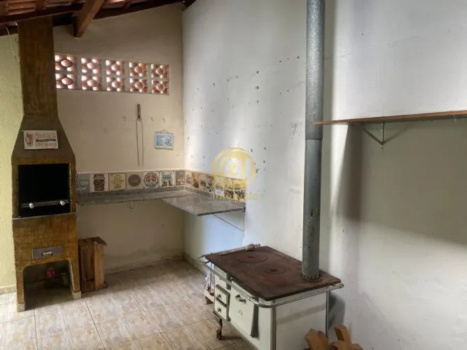 Casa com 2 quartos, planejados na cozinha, sala com painel, quintal fácil de manter e vaga