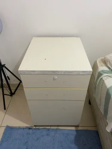 Vende-se duas mesinhas de cabeceira 