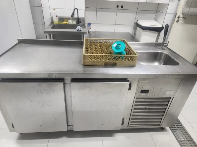 Balcão refrigerado com pia