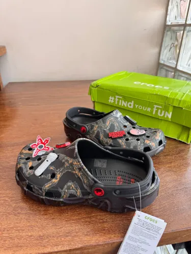 Crocs Classic Clog Stranger Things preto num.38