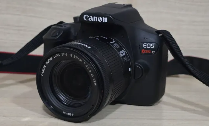 CANON T7 WI-FI + LENTE 18-55MM STM IMPECÁVEL