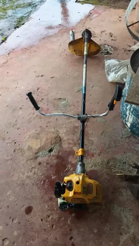 Roçadeira à gasolina