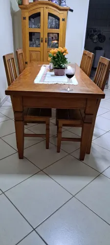 Mesa de madeira de lei Péroba.