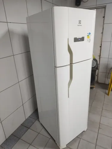 Geladeira Electrolux frost free gelando perfeitamente bem conservada faço entrega