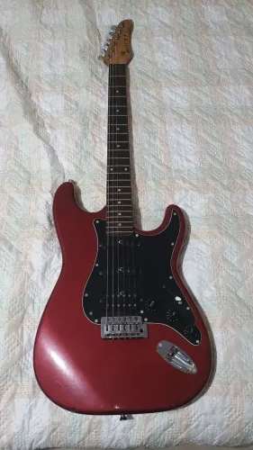 Guitarra rocky condor com 2 cabos P10 e uma bag