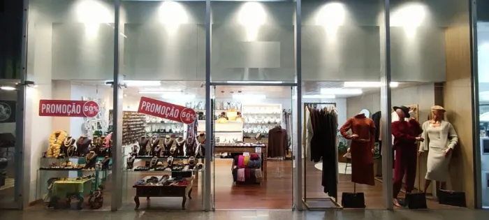 Ponto e Instalações de loja de acessórios femininos e café - Centro Curitiba