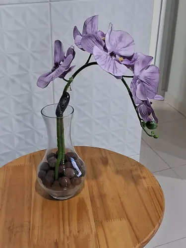 Vaso com flor orquídea artificial 50 cmm de,altura .linda!!