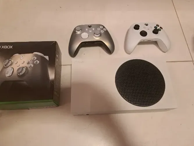 XBox Serie S com 2 controles
