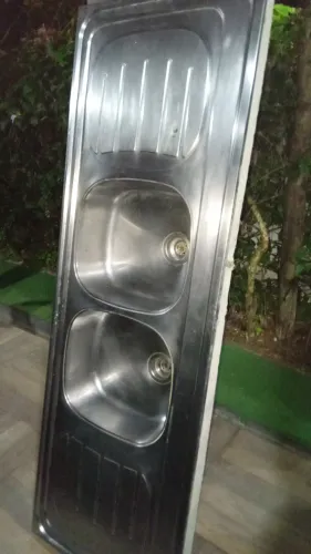 Vende-se pias (1 de cozinha 1 de banheiro). Ótimo estado.