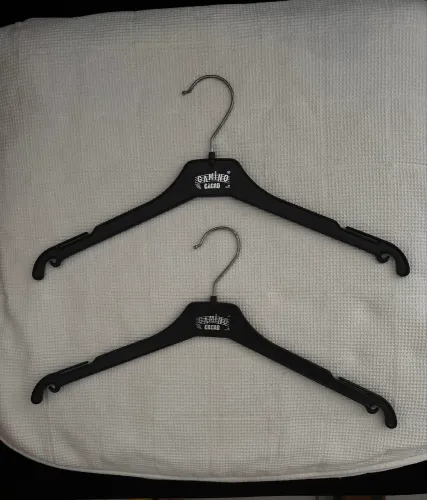 Cabides pretos para roupas - plástico resistente