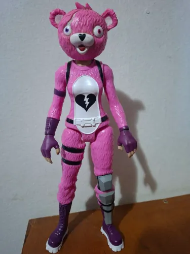 Boneco Articulado Fortnite - Líder da Equipe de Abraços (Ursa Rosa)
